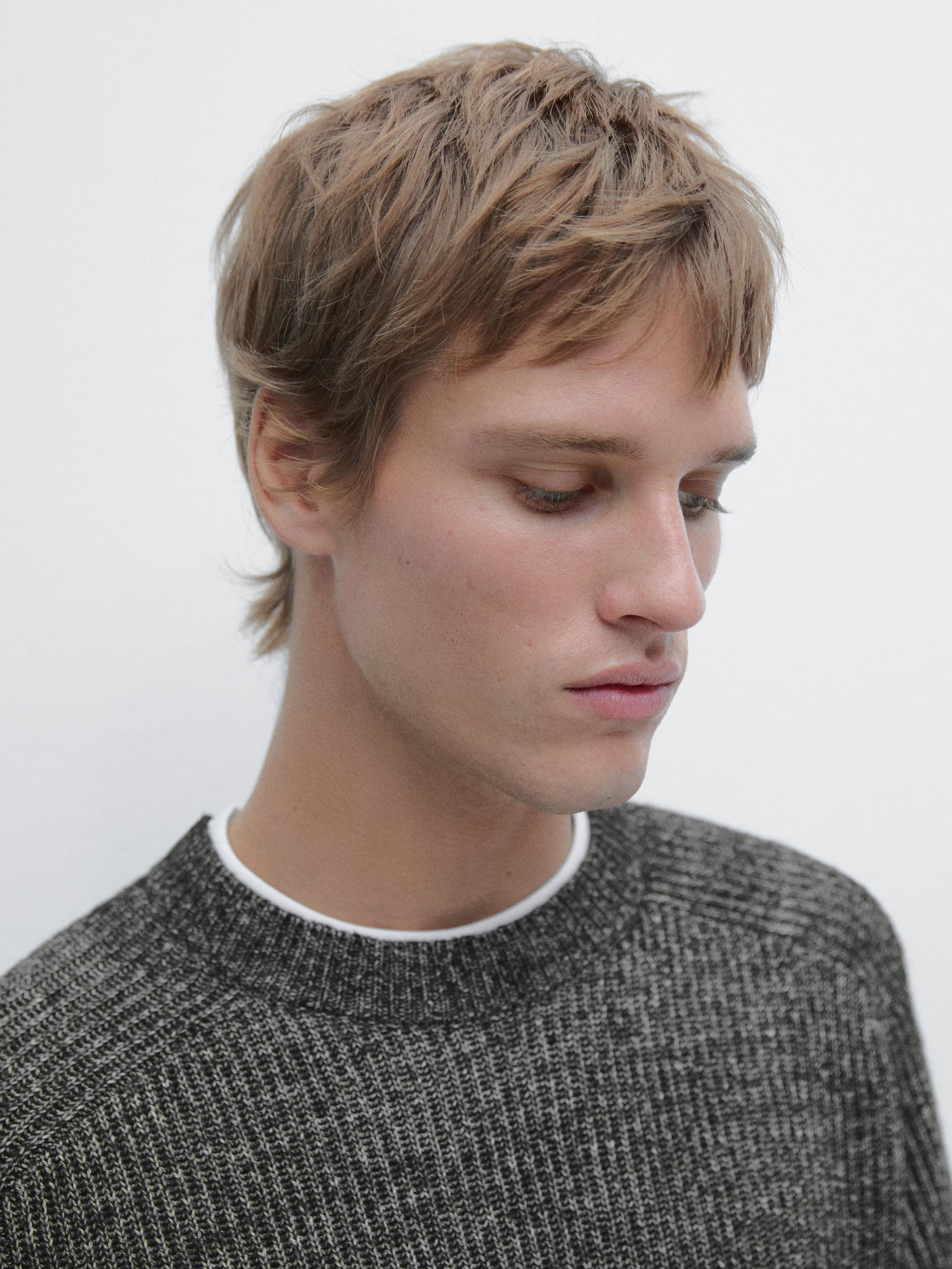 Two-tone knit sweater with raglan sleeves